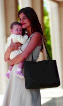 medela-freestyle-breastpump-mom.jpg