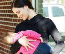 momzelle-nursing-turtleneck-black-lifestyle